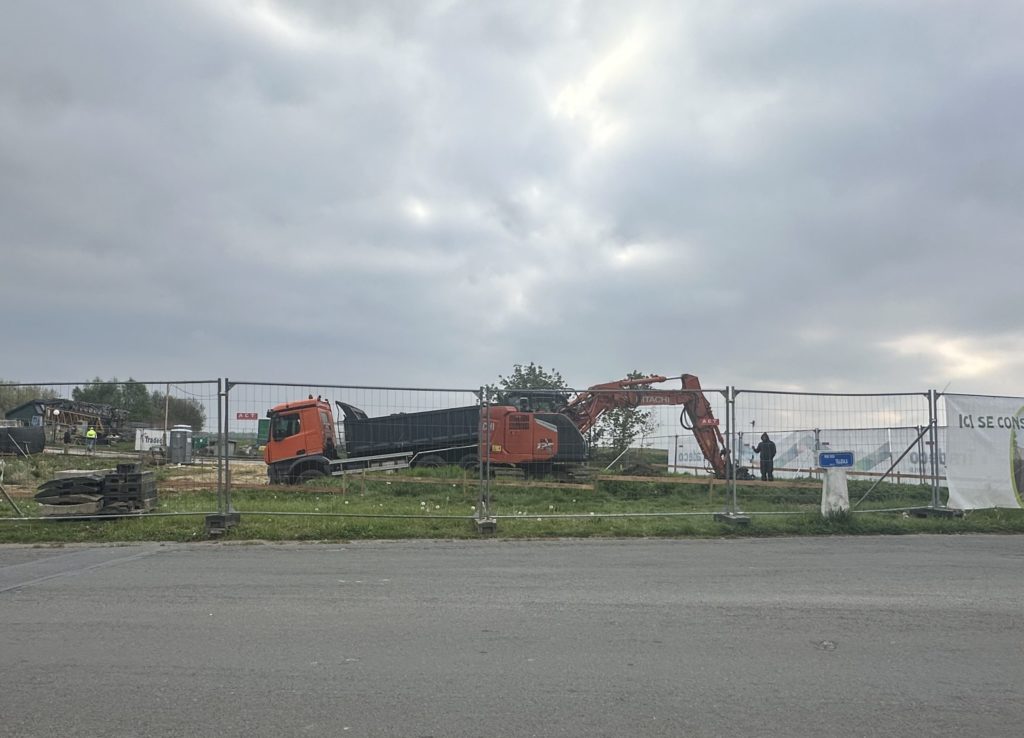 Pelleteuse qui creuse - chantier Blanc Caillou